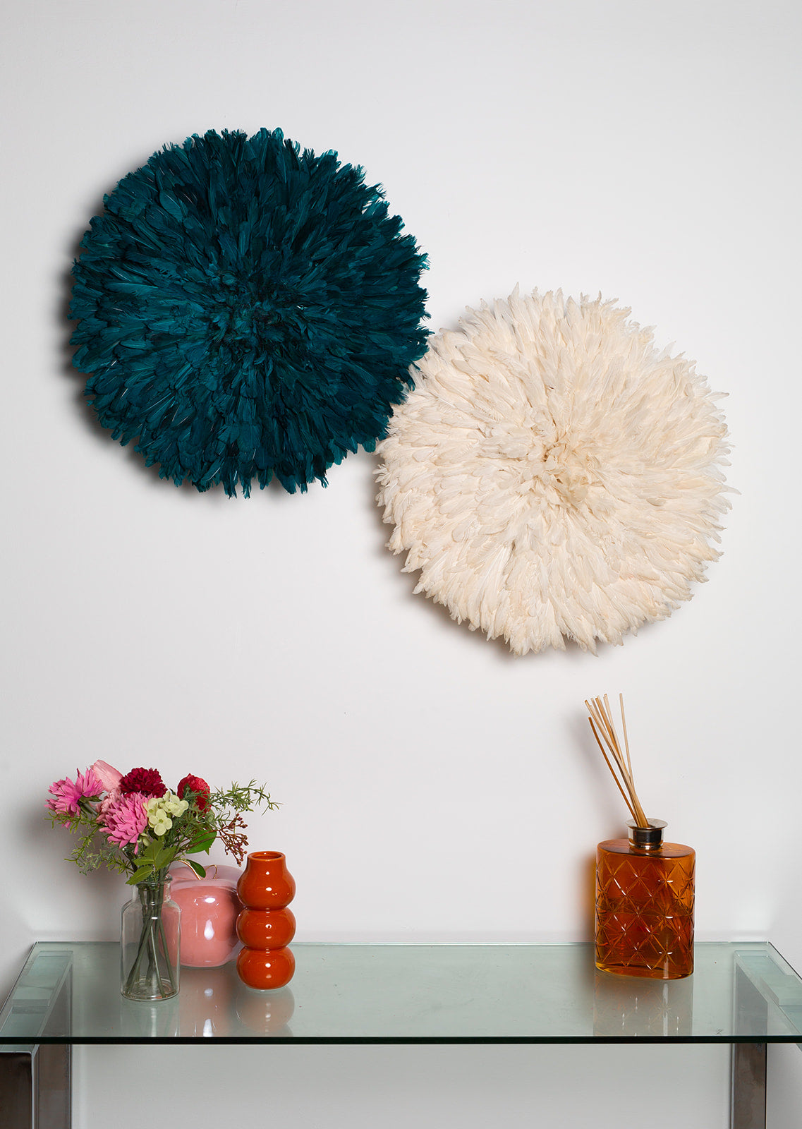 Handmade Juju hat wall decor in green and white, perfect for interior design and Christmas gifts. Vibrant feather wall art in two-tone design